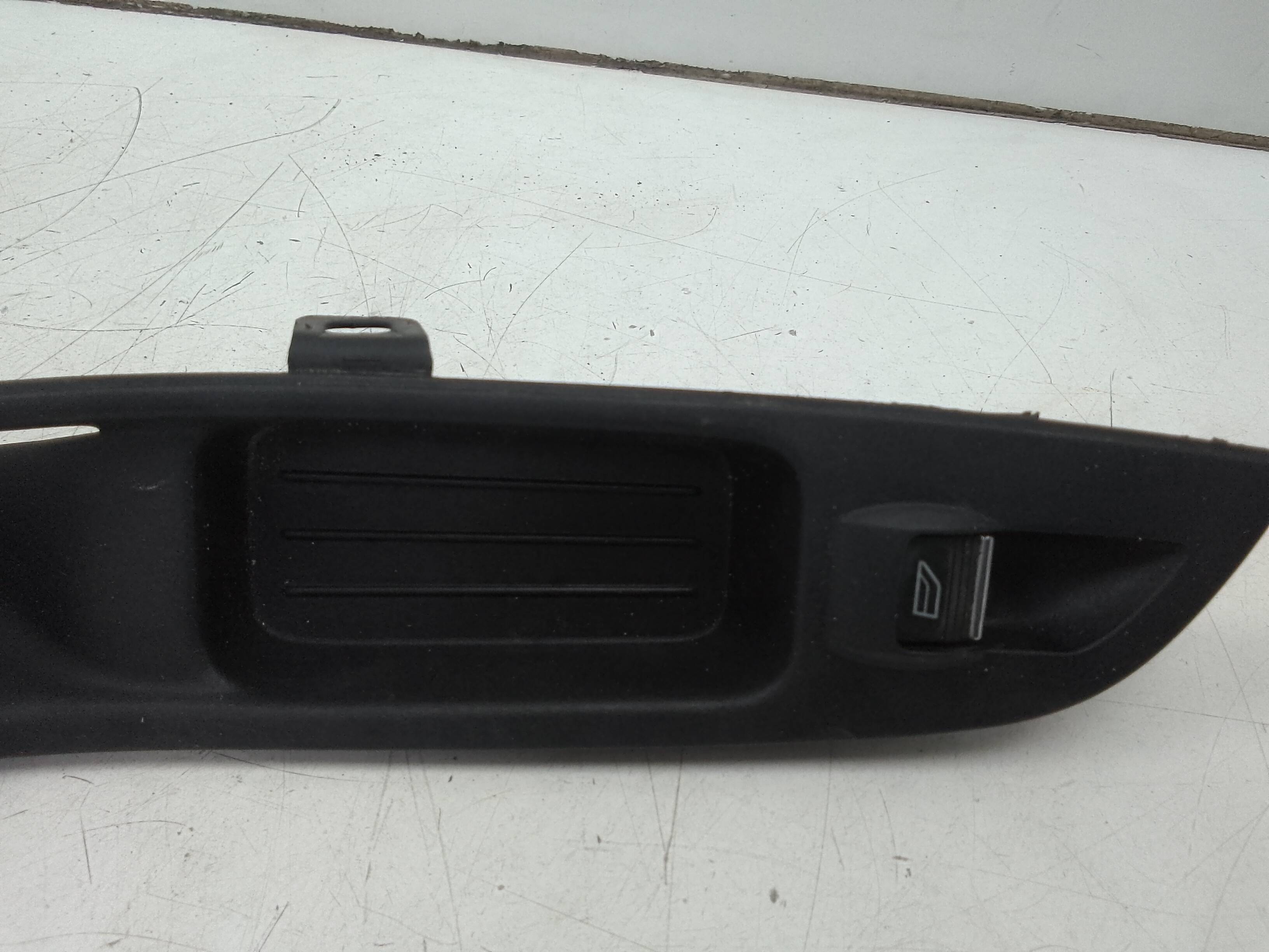 Mando elevalunas delantero derecho ford focus berlina (cb8)(2010->)